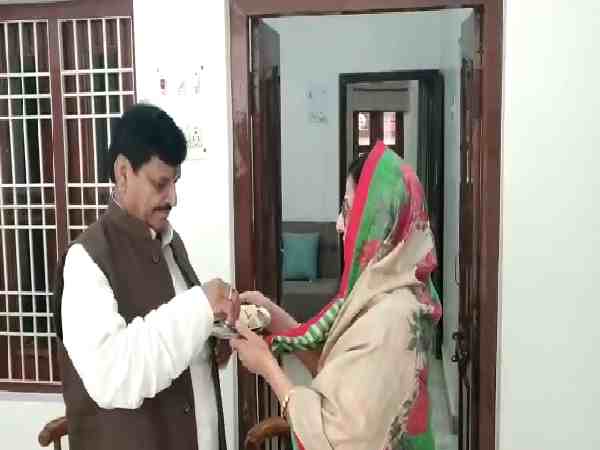 यूपी: भाईदूज के दिन अपनी बहन के घर अकेले पहुंचे शिवपाल यादव, मुलायम थे नदारद यूपी: भाईदूज के दिन अपनी बहन के घर अकेले पहुंचे शिवपाल यादव, मुलायम थे नदारद