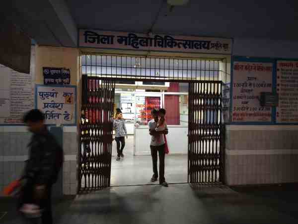 यूपी: चलती ट्रेन में महिला ने दिया बच्चे को जन्म, स्टेशन पहुंचने से पहले मौजूद थी 102 एंबुलेंस यूपी: चलती ट्रेन में महिला ने दिया बच्चे को जन्म, स्टेशन पहुंचने से पहले मौजूद थी 102 एंबुलेंस