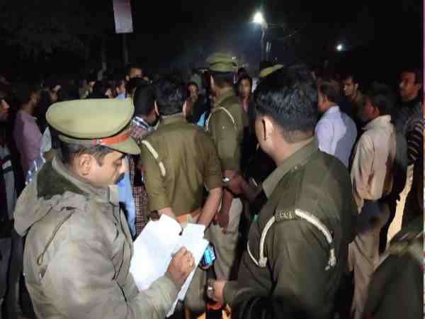 यूपी: दबंगों ने टैंकर ड्राइवर को लाठी-डंडों से पीटकर किया अधमरा, पुलिस बनी रही मूकदर्शक, वीडियो यूपी: दबंगों ने टैंकर ड्राइवर को लाठी-डंडों से पीटकर किया अधमरा, पुलिस बनी रही मूकदर्शक, वीडियो
