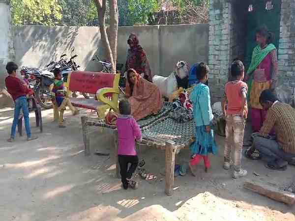 यूपी: भूखे-प्यासे ठंड में ठिठुरने रहे हैं शामली ट्रक हादसे के पीड़ित, प्रशासन ने नहीं ली सुध यूपी: भूखे-प्यासे ठंड में ठिठुरने रहे हैं शामली ट्रक हादसे के पीड़ित, प्रशासन ने नहीं ली सुध