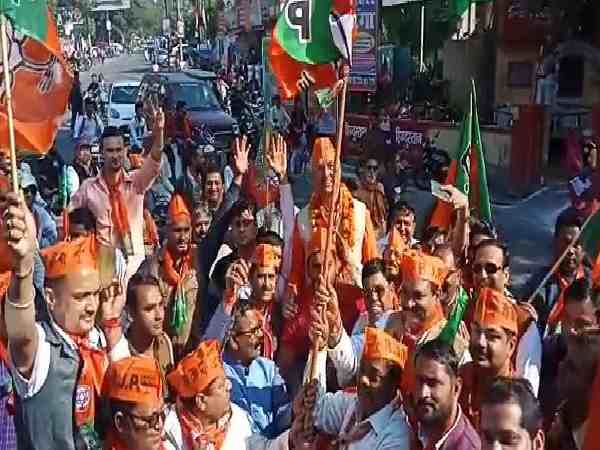 यूपी: बाइक में पेट्रोल डलवाने को लेकर आपस में भिड़े भाजपा कार्यकर्ता, जमकर हुआ हाथापाई यूपी: बाइक में पेट्रोल डलवाने को लेकर आपस में भिड़े भाजपा कार्यकर्ता, जमकर हुआ हाथापाई