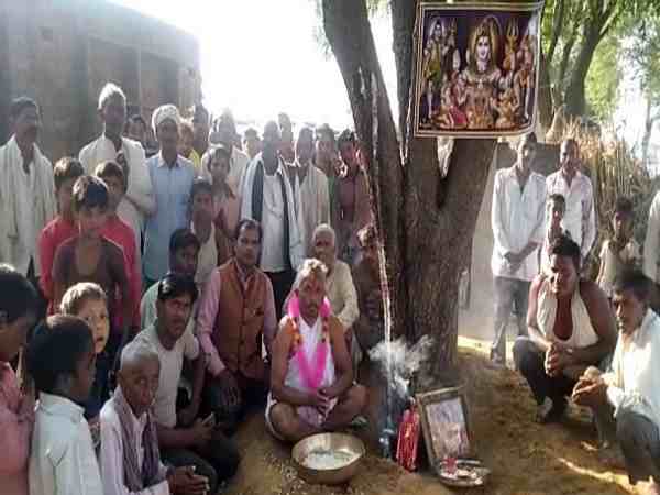 यूपी: सपने में भगवान ने दिया दर्शन, सुबह उठकर देखा तो पेड़ से निकल रहा था दूध- ग्रामीण यूपी: सपने में भगवान ने दिया दर्शन, सुबह उठकर देखा तो पेड़ से निकल रहा था दूध- ग्रामीण