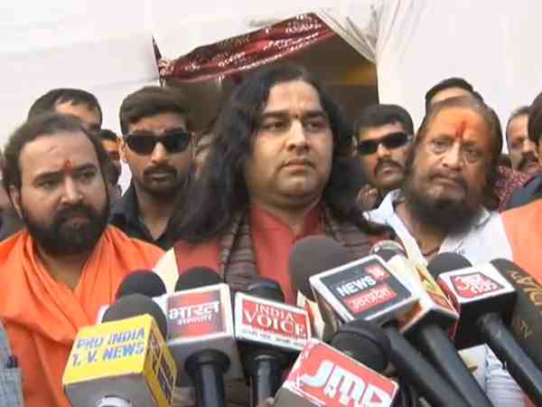 यूपी: राम मंदिर को लेकर भाजपा के खिलाफ सड़क पर उतरे देवकी नंदन ठाकुर, मुसलमानों से की अपील यूपी: राम मंदिर को लेकर भाजपा के खिलाफ सड़क पर उतरे देवकी नंदन ठाकुर, मुसलमानों से की अपील