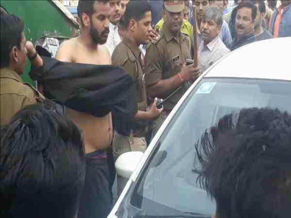 यूपी: दुकान के बाहर गाड़ी खड़ी ना करने को लेकर हुआ बवाल, बदमाशों ने वरिष्ठ भाजपा नेता पर किया हमला यूपी: दुकान के बाहर गाड़ी खड़ी ना करने को लेकर हुआ बवाल, बदमाशों ने वरिष्ठ भाजपा नेता पर किया हमला