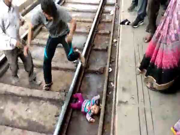 यूपी: एक साल की बच्ची के ऊपर से गुजर गई पूरी ट्रेन, बाल भी नहीं हुआ बांका, वीडियो यूपी: एक साल की बच्ची के ऊपर से गुजर गई पूरी ट्रेन, बाल भी नहीं हुआ बांका, वीडियो