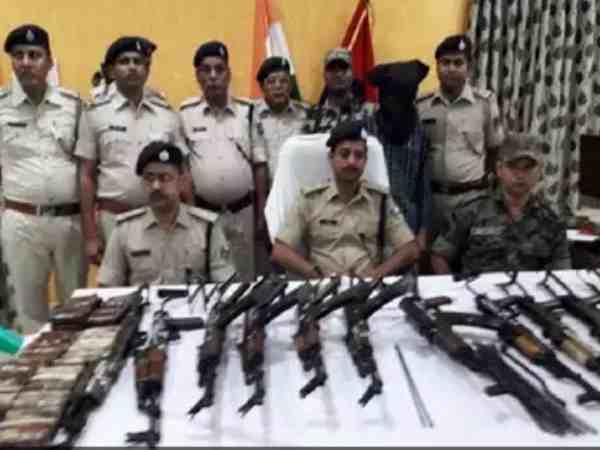 बिहार: एके-47 तस्करी मामले में पुलिस का एक जवान गिरफ्तार, पटना से जुड़े हैं इसके तार बिहार: एके-47 तस्करी मामले में पुलिस का एक जवान गिरफ्तार, पटना से जुड़े हैं इसके तार