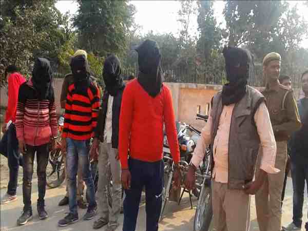 यूपी: पढ़ाई करने के साथ ही ये 5 दोस्त बन गए लुटेरे, महंगे शौक पूरा करने के लिए करते थे लूट, वीडियो यूपी: पढ़ाई करने के साथ ही ये 5 दोस्त बन गए लुटेरे, महंगे शौक पूरा करने के लिए करते थे लूट, वीडियो