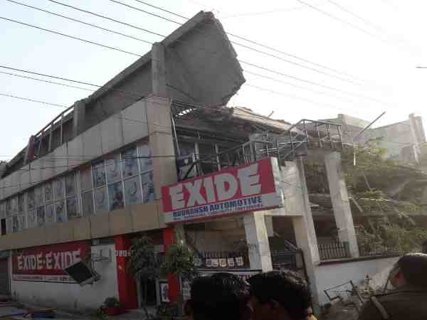 लखनऊ में बिल्डिंग गिरने से मचा हड़कंप, कई लोगों के फंसे होने की आशंका लखनऊ में बिल्डिंग गिरने से मचा हड़कंप, कई लोगों के फंसे होने की आशंका