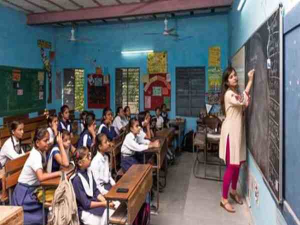 यूपीटीईटी की वजह से 68500 शिक्षक भर्ती पर आई आफत, अभ्यर्थियों को करना होगा इंतजार यूपीटीईटी की वजह से 68500 शिक्षक भर्ती पर आई आफत, अभ्यर्थियों को करना होगा इंतजार
