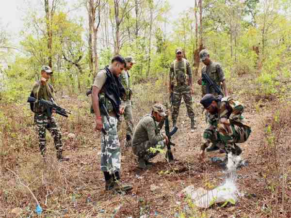 छत्तीसगढ़: सुरक्षाबलों और नक्सलियों में हुई मुठभेड़, दर्जनभर नक्सलियों के मारे जाने का दावा छत्तीसगढ़: सुरक्षाबलों और नक्सलियों में हुई मुठभेड़, दर्जनभर नक्सलियों के मारे जाने का दावा