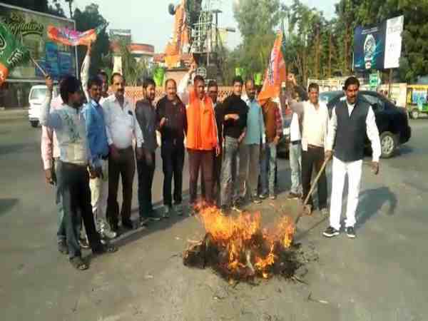 यूपी: राम मंदिर पर बेतुके बयान के बाद आगरा में फूंका गया शिवपाल यादव का पुतला, वीडियो यूपी: राम मंदिर पर बेतुके बयान के बाद आगरा में फूंका गया शिवपाल यादव का पुतला, वीडियो