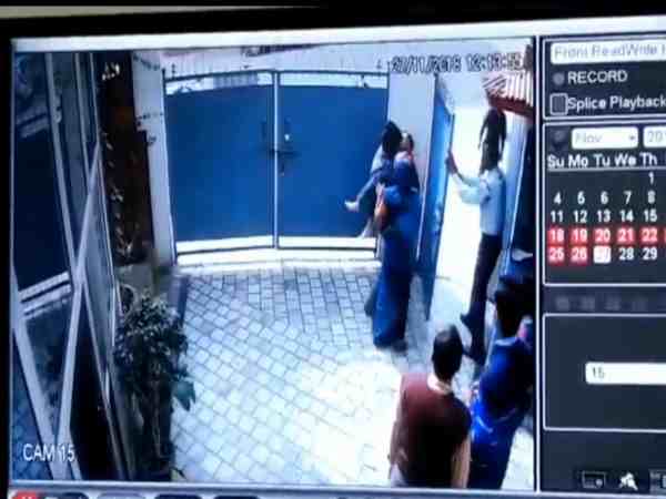 यूपी: पढ़ाई करते समय बच्चे की हालत बिगड़ने से हुई मौत, परिवार ने स्कूल प्रबंधन पर लगाया आरोप यूपी: पढ़ाई करते समय बच्चे की हालत बिगड़ने से हुई मौत, परिवार ने स्कूल प्रबंधन पर लगाया आरोप