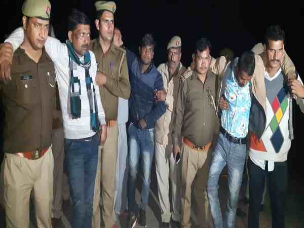 यूपी: पुलिस मुठभेड़ में अनिल दुजाना गैंग के तीन बदमाश हुए गिरफ्तार, एक सिपाही घायल यूपी: पुलिस मुठभेड़ में अनिल दुजाना गैंग के तीन बदमाश हुए गिरफ्तार, एक सिपाही घायल