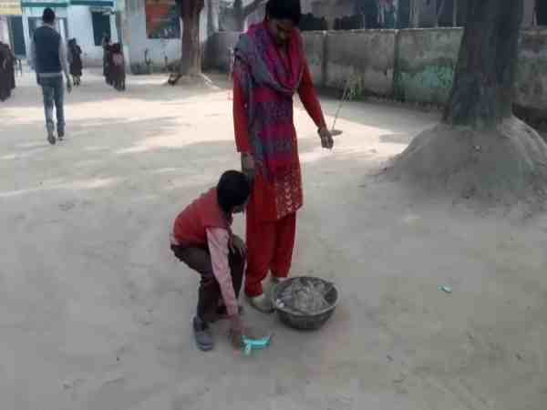 यूपी: खस्ताहाल होती जा रही है सरकारी स्कूलों में पढ़ाई, बच्चों से कराया जा रहा सफाई का काम, वीडियो यूपी: खस्ताहाल होती जा रही है सरकारी स्कूलों में पढ़ाई, बच्चों से कराया जा रहा सफाई का काम, वीडियो