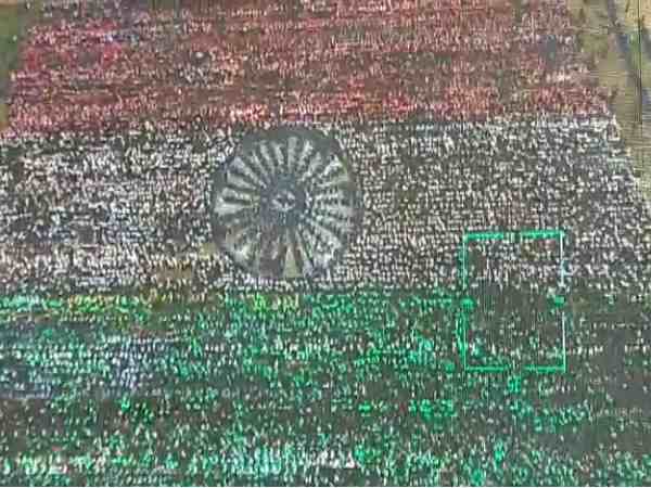 राजस्थान: अधिक संख्या में हो मतदान, इसलिए हजारों स्कूली बच्चों ने बनाया अनूठा तिरंगा, वीडियो राजस्थान: अधिक संख्या में हो मतदान, इसलिए हजारों स्कूली बच्चों ने बनाया अनूठा तिरंगा, वीडियो