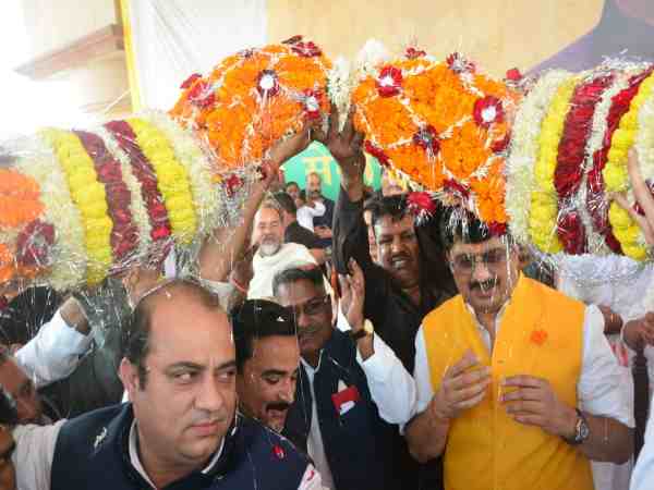 लखनऊ में आयोजित राजा भैया की रैली में पहुंची भारी भीड़, हो सकता है जनसत्ता पार्टी का ऐलान? लखनऊ में आयोजित राजा भैया की रैली में पहुंची भारी भीड़, हो सकता है जनसत्ता पार्टी का ऐलान?