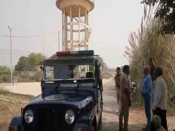 यूपी: मुआवजा ना मिलने से नाराज किसानों पानी टंकी पर चढ़ लगाए सरकार विरोधी नारे, देखें वीडियो यूपी: मुआवजा ना मिलने से नाराज किसानों पानी टंकी पर चढ़ लगाए सरकार विरोधी नारे, देखें वीडियो