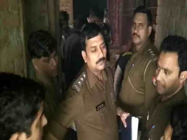 यूपी: गृहकलेश से तंग आकर इस शख्स ने की पत्नी और बेटी की हत्या, बाद में खुद भी लगाई फांसी यूपी: गृहकलेश से तंग आकर इस शख्स ने की पत्नी और बेटी की हत्या, बाद में खुद भी लगाई फांसी