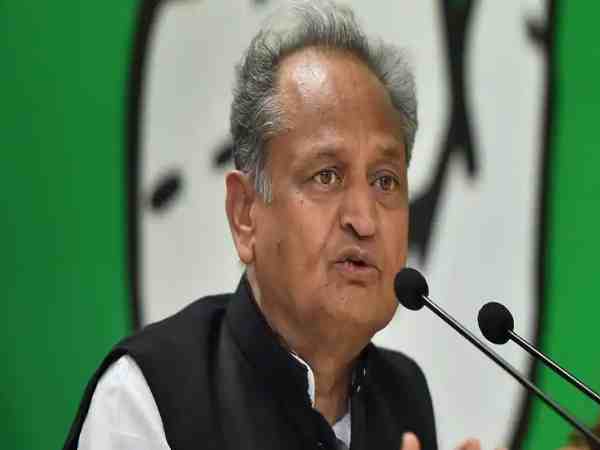 राजस्थान: कांग्रेस की सीनियर लीडर पर लगें पैसे लेकर टिकट बेचने का आरोप, बाथरूम में लगे पोस्टर राजस्थान: कांग्रेस की सीनियर लीडर पर लगें पैसे लेकर टिकट बेचने का आरोप, बाथरूम में लगे पोस्टर