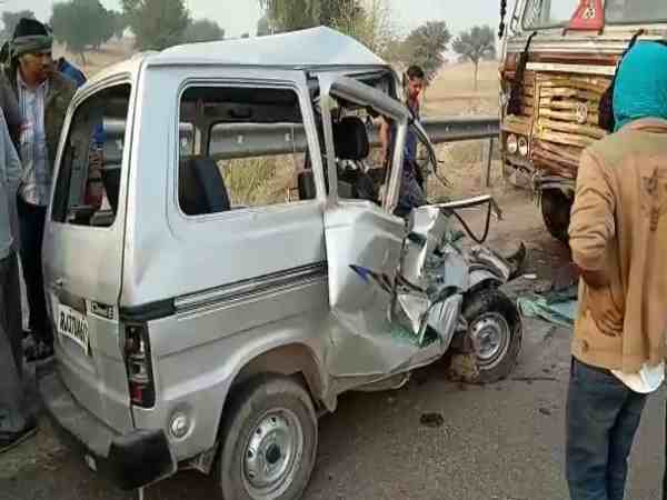 राजस्थान में हुआ भीषण सड़क हादसा, तेज रफ्तार ट्रक ने वैन को मारी टक्कर, 6 की मौत 4 घायल राजस्थान में हुआ भीषण सड़क हादसा, तेज रफ्तार ट्रक ने वैन को मारी टक्कर, 6 की मौत 4 घायल