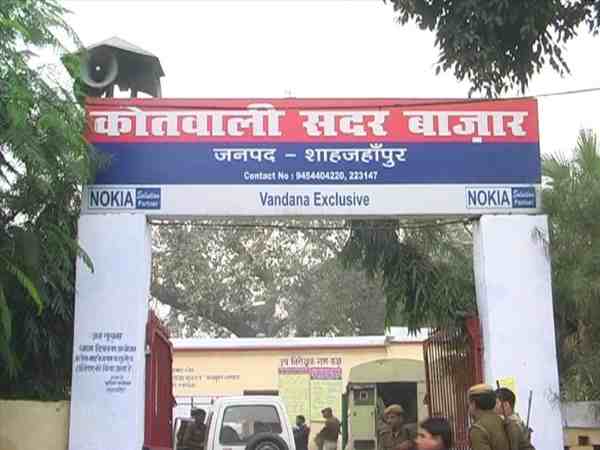 यूपी: स्कूल जाते समय मनचले ने नाबालिग को जबरन कार में बिठा की छेड़छाड़, परिवार ने लगाया आरोप यूपी: स्कूल जाते समय मनचले ने नाबालिग को जबरन कार में बिठा की छेड़छाड़, परिवार ने लगाया आरोप