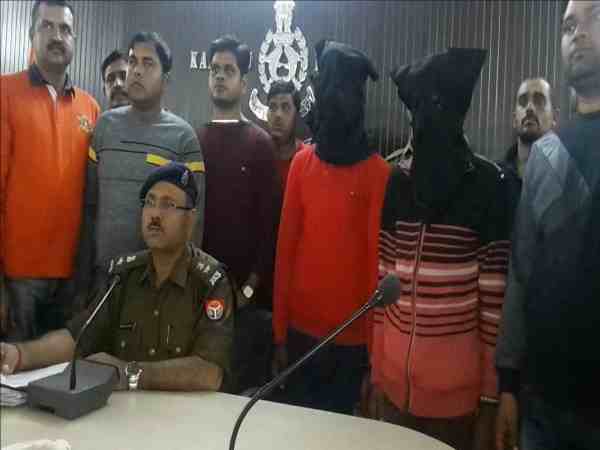 यूपी: पढ़ाई करने के साथ ही ये 5 दोस्त बन गए लुटेरे, महंगे शौक पूरा करने के लिए करते थे लूट, वीडियो यूपी: पढ़ाई करने के साथ ही ये 5 दोस्त बन गए लुटेरे, महंगे शौक पूरा करने के लिए करते थे लूट, वीडियो