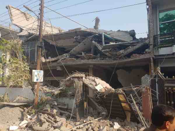 लखनऊ में बिल्डिंग गिरने से मचा हड़कंप, कई लोगों के फंसे होने की आशंका लखनऊ में बिल्डिंग गिरने से मचा हड़कंप, कई लोगों के फंसे होने की आशंका