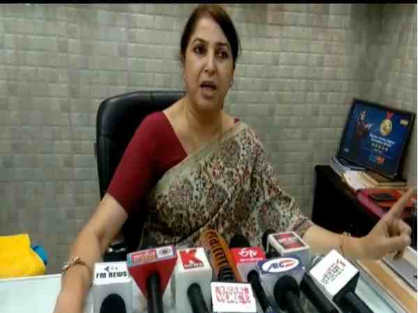 यूपी: पढ़ाई करते समय बच्चे की हालत बिगड़ने से हुई मौत, परिवार ने स्कूल प्रबंधन पर लगाया आरोप यूपी: पढ़ाई करते समय बच्चे की हालत बिगड़ने से हुई मौत, परिवार ने स्कूल प्रबंधन पर लगाया आरोप