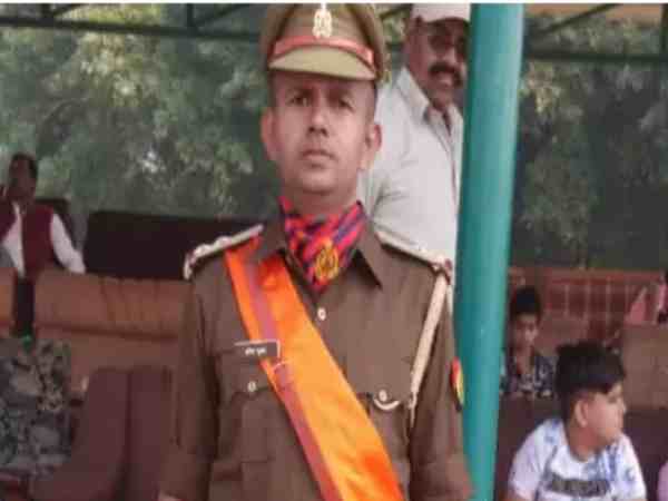यूपी: सब्जी वाले के बेटे ने कर दिखाया कारनामा, अपनी पढ़ाई के लिए बेचा अखबार, अब बना दरोगा यूपी: सब्जी वाले के बेटे ने कर दिखाया कारनामा, अपनी पढ़ाई के लिए बेचा अखबार, अब बना दरोगा