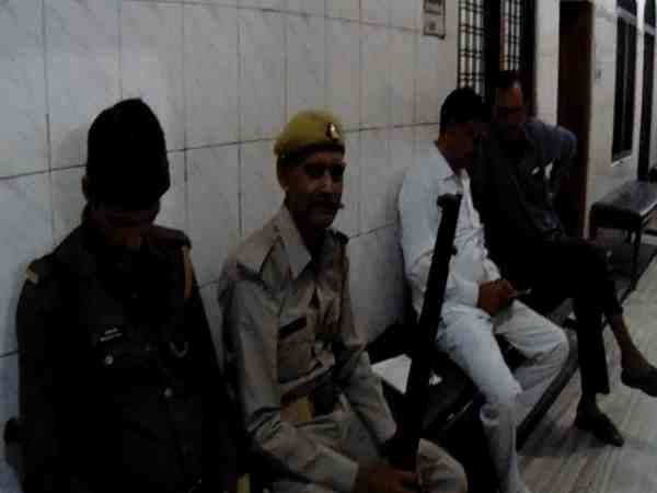 यूपी: टेक्निशियन की डिग्री पर इस अस्पताल में होता था ऑपरेशन, एसडीएम ने मारा छापा, देखें वीडियो यूपी: टेक्निशियन की डिग्री पर इस अस्पताल में होता था ऑपरेशन, एसडीएम ने मारा छापा, देखें वीडियो