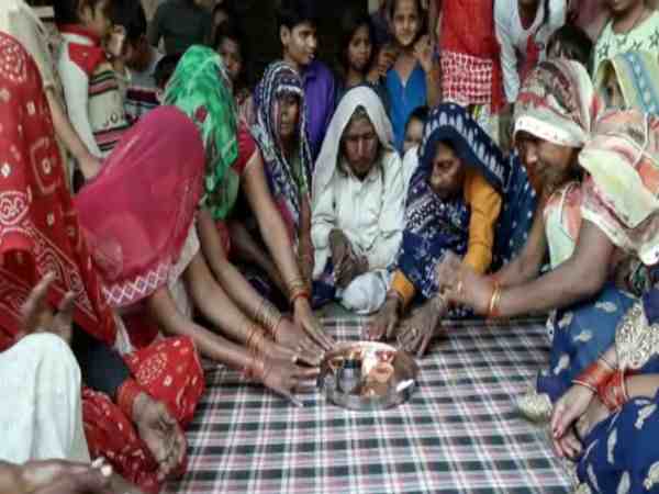 यूपी के इन जिलों में दीपावली पर कहीं मनता है शोक तो कहीं भगवान की नहीं होती है पूजा यूपी के इन जिलों में दीपावली पर कहीं मनता है शोक तो कहीं भगवान की नहीं होती है पूजा