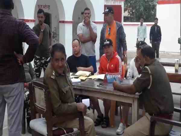 यूपी: भारत-नेपाल सीमा पर पहुंचे 6 चीनी नागरिक, खुफिया एजेंसी कर रही पूछताछ यूपी: भारत-नेपाल सीमा पर पहुंचे 6 चीनी नागरिक, खुफिया एजेंसी कर रही पूछताछ