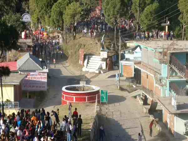 हिमाचल प्रदेश: यहां दीपावली में की जाती है पत्थरों की बरसात, लोगों के खून से की जाती है पूजा हिमाचल प्रदेश: यहां दीपावली में की जाती है पत्थरों की बरसात, लोगों के खून से की जाती है पूजा