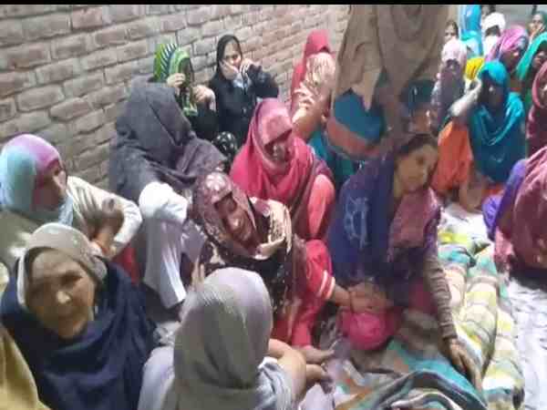 यूपी: पटाखे फोड़ने से घबराई मासूम की छत से गिरने से हुई मौत, 48 घंटे में घटी ऐसी कई घटनाएं यूपी: पटाखे फोड़ने से घबराई मासूम की छत से गिरने से हुई मौत, 48 घंटे में घटी ऐसी कई घटनाएं