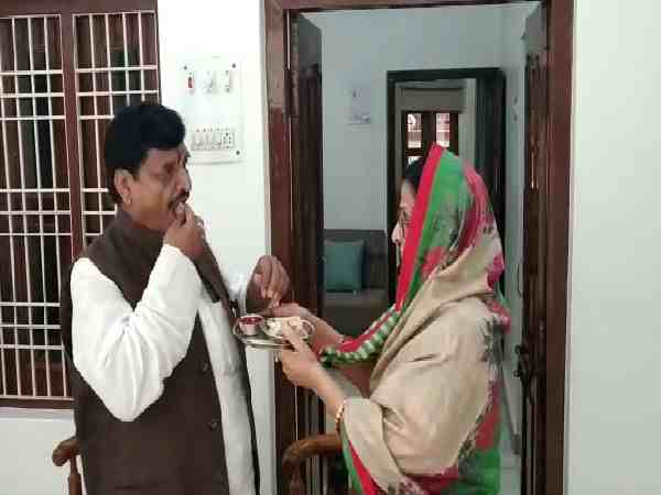 यूपी: भाईदूज के दिन अपनी बहन के घर अकेले पहुंचे शिवपाल यादव, मुलायम थे नदारद यूपी: भाईदूज के दिन अपनी बहन के घर अकेले पहुंचे शिवपाल यादव, मुलायम थे नदारद