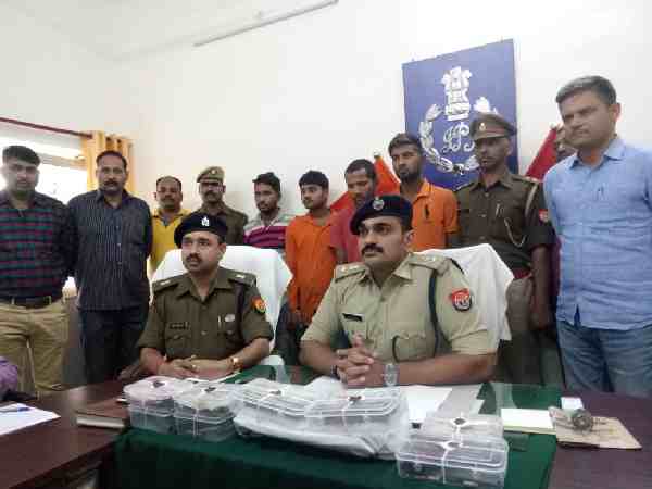 यूपी: पेट्रोल पंप पर पैसे देख ट्रक क्लीनर की नियत हुई खराब, साथियों सग लूट की वारदात को दिया अंजाम यूपी: पेट्रोल पंप पर पैसे देख ट्रक क्लीनर की नियत हुई खराब, साथियों सग लूट की वारदात को दिया अंजाम