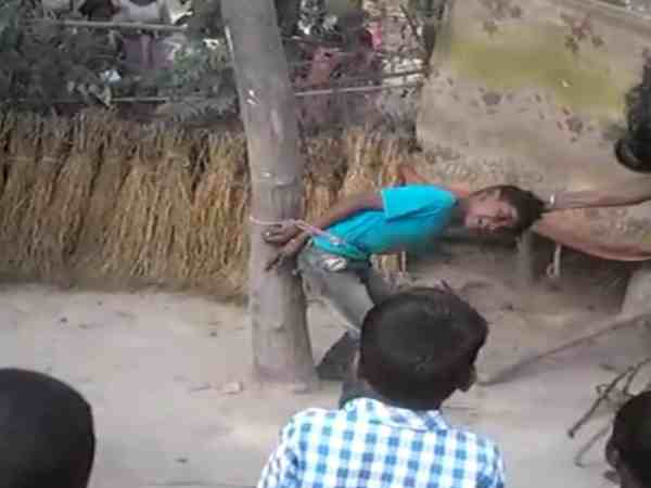 यूपी: धान चोरी करने को लेकर दबंग ने मासूम को पेड़ से बांधकर बेरहमी से पीटा, लोग बने रहे मूकदर्शक यूपी: धान चोरी करने को लेकर दबंग ने मासूम को पेड़ से बांधकर बेरहमी से पीटा, लोग बने रहे मूकदर्शक
