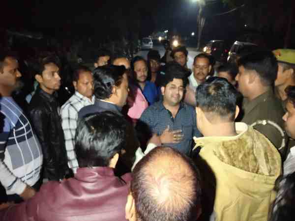 यूपी: दबंगों ने टैंकर ड्राइवर को लाठी-डंडों से पीटकर किया अधमरा, पुलिस बनी रही मूकदर्शक, वीडियो यूपी: दबंगों ने टैंकर ड्राइवर को लाठी-डंडों से पीटकर किया अधमरा, पुलिस बनी रही मूकदर्शक, वीडियो