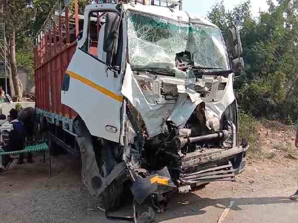 यूपी: भूखे-प्यासे ठंड में ठिठुरने रहे हैं शामली ट्रक हादसे के पीड़ित, प्रशासन ने नहीं ली सुध यूपी: भूखे-प्यासे ठंड में ठिठुरने रहे हैं शामली ट्रक हादसे के पीड़ित, प्रशासन ने नहीं ली सुध