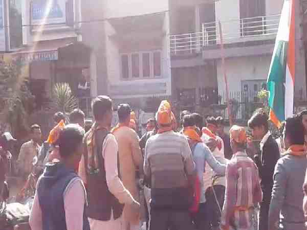 यूपी: बाइक में पेट्रोल डलवाने को लेकर आपस में भिड़े भाजपा कार्यकर्ता, जमकर हुआ हाथापाई यूपी: बाइक में पेट्रोल डलवाने को लेकर आपस में भिड़े भाजपा कार्यकर्ता, जमकर हुआ हाथापाई