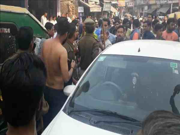 यूपी: दुकान के बाहर गाड़ी खड़ी ना करने को लेकर हुआ बवाल, बदमाशों ने वरिष्ठ भाजपा नेता पर किया हमला यूपी: दुकान के बाहर गाड़ी खड़ी ना करने को लेकर हुआ बवाल, बदमाशों ने वरिष्ठ भाजपा नेता पर किया हमला
