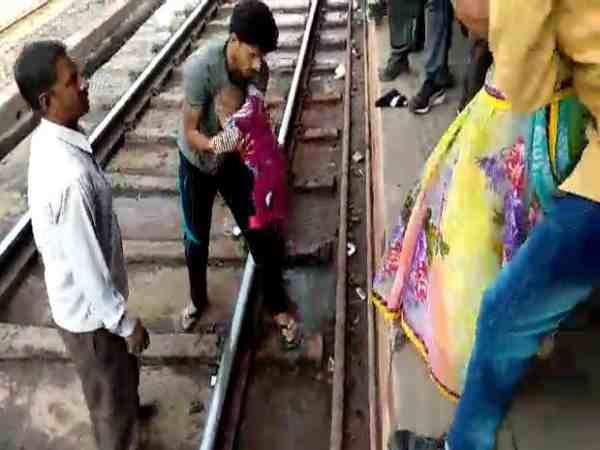 यूपी: एक साल की बच्ची के ऊपर से गुजर गई पूरी ट्रेन, बाल भी नहीं हुआ बांका, वीडियो यूपी: एक साल की बच्ची के ऊपर से गुजर गई पूरी ट्रेन, बाल भी नहीं हुआ बांका, वीडियो