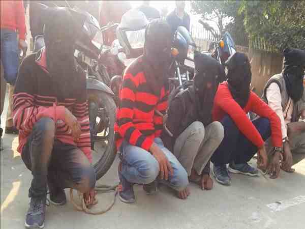 यूपी: पढ़ाई करने के साथ ही ये 5 दोस्त बन गए लुटेरे, महंगे शौक पूरा करने के लिए करते थे लूट, वीडियो यूपी: पढ़ाई करने के साथ ही ये 5 दोस्त बन गए लुटेरे, महंगे शौक पूरा करने के लिए करते थे लूट, वीडियो