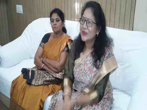 यूपी: पत्नी ने महिला आयोग की सदस्या के सामने लगाई गुहार, कहा- मुझे मुजरिमों की तरह मारता है मेरा पति यूपी: पत्नी ने महिला आयोग की सदस्या के सामने लगाई गुहार, कहा- मुझे मुजरिमों की तरह मारता है मेरा पति