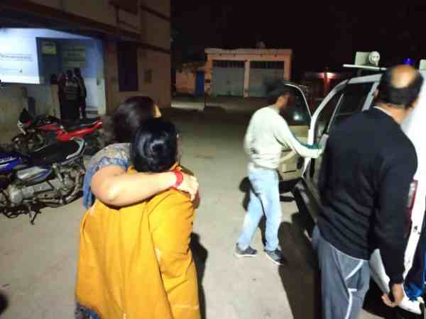 यूपी: क्लास में फर्स्ट ना आ पाने पर लड़की ने डिप्रेशन में आकर पिया तेजाब, घंटों तक नहीं पहुंची 108 एंबुलेंस यूपी: क्लास में फर्स्ट ना आ पाने पर लड़की ने डिप्रेशन में आकर पिया तेजाब, घंटों तक नहीं पहुंची 108 एंबुलेंस