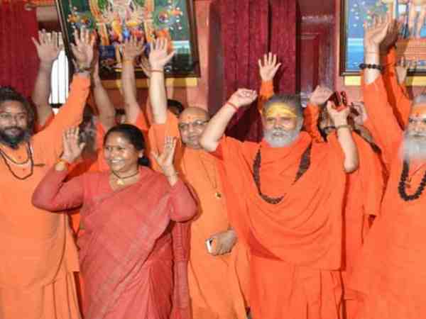 यूपी: बिना आई कार्ड साधु-संतों का कुंभ में प्रवेश वर्जित, आतंकी अलर्ट की लेकर अखाड़ों ने शुरू की पहल यूपी: बिना आई कार्ड साधु-संतों का कुंभ में प्रवेश वर्जित, आतंकी अलर्ट की लेकर अखाड़ों ने शुरू की पहल