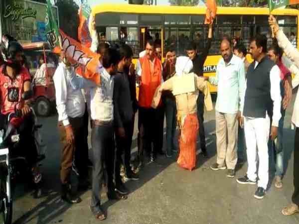 यूपी: राम मंदिर पर बेतुके बयान के बाद आगरा में फूंका गया शिवपाल यादव का पुतला, वीडियो यूपी: राम मंदिर पर बेतुके बयान के बाद आगरा में फूंका गया शिवपाल यादव का पुतला, वीडियो