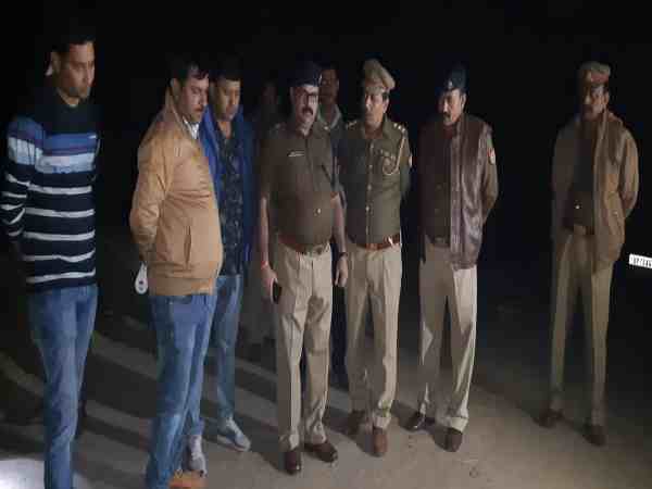 यूपी: पुलिस मुठभेड़ में अनिल दुजाना गैंग के तीन बदमाश हुए गिरफ्तार, एक सिपाही घायल यूपी: पुलिस मुठभेड़ में अनिल दुजाना गैंग के तीन बदमाश हुए गिरफ्तार, एक सिपाही घायल
