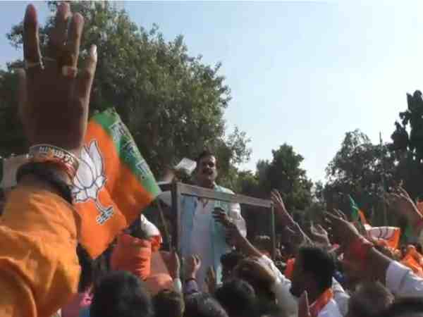 यूपी: कमल संदेश रैली के बाद खाने पर टूट पड़े भाजपा कार्यकर्ता, फैलाई चारों ओर गंदगी यूपी: कमल संदेश रैली के बाद खाने पर टूट पड़े भाजपा कार्यकर्ता, फैलाई चारों ओर गंदगी