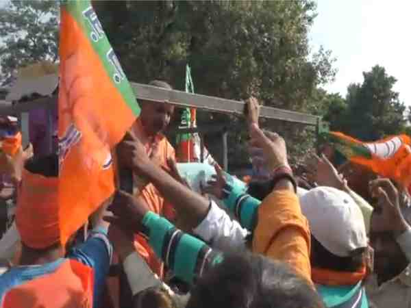 यूपी: कमल संदेश रैली के बाद खाने पर टूट पड़े भाजपा कार्यकर्ता, फैलाई चारों ओर गंदगी यूपी: कमल संदेश रैली के बाद खाने पर टूट पड़े भाजपा कार्यकर्ता, फैलाई चारों ओर गंदगी